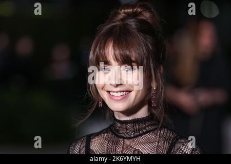 Los Angeles, Usa. 15. Oktober 2022. LOS ANGELES, KALIFORNIEN, USA - 15. OKTOBER: Lily Collins kommt zur jährlichen Academy Museum of Motion Picturs Gala 2., die von Rolex im Academy Museum of Motion Pictures am 15. Oktober 2022 in Los Angeles, Kalifornien, USA, veranstaltet wird. (Foto von Xavier Collin/Image Press Agency) Quelle: Image Press Agency/Alamy Live News Stockfoto