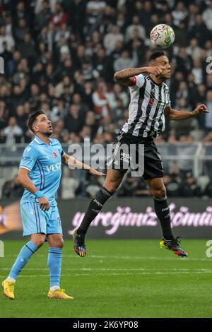 ISTANBUL, TÜRKEI - 16. OKTOBER: Anastasios Bakasetas aus Trabzonspor, Souza aus Besiktas während des türkischen Super Lig-Spiels zwischen Besiktas und Trapzonspor im Stadion Vodafone Park am 16. Oktober 2022 in Istanbul, Türkei (Foto: Orange Picts) Stockfoto