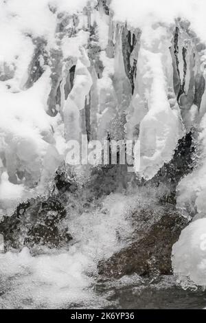 Schmelzendes Eis auf einem kalten Fluss in der Frühfrühlingszeit. Stockfoto
