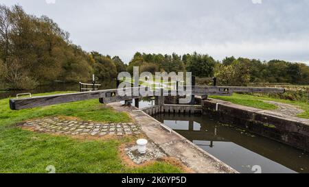 Weitwinkelaufnahme einer Kanalschleuse an der Appleby Bridge am Leeds Liverpool-Kanal im Oktober 2022 in Lancashire. Stockfoto