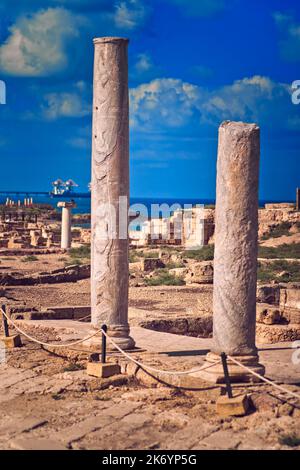 Caesarea ist ein herrlicher Ort, ein Nationalpark mit erstaunlichen antiken Hafenruinen, wunderschönen Stränden und beeindruckenden modernen Residenzen Stockfoto