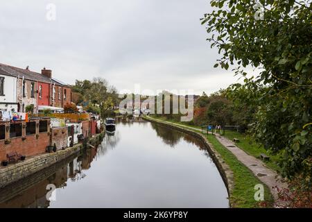 Blick auf den Kanal in Richtung Appleby Bridge von einer Brücke über den Leeds Liverpool Kanal im Oktober 2022, abgebildet in Lancashire. Stockfoto