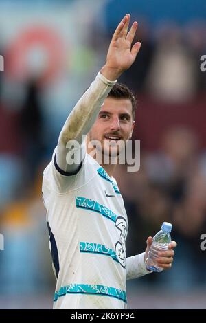 Birmingham, Großbritannien. 16. Oktober 2022. Mason Mount #19 von Chelsea winkt den Fans während des Premier League-Spiels Aston Villa gegen Chelsea im Villa Park, Birmingham, Großbritannien, 16.. Oktober 2022 (Foto von Phil Bryan/News Images) in Birmingham, Großbritannien am 10/16/2022. (Foto von Phil Bryan/News Images/Sipa USA) Quelle: SIPA USA/Alamy Live News Stockfoto