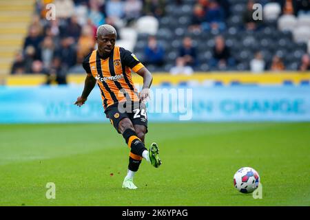 Hull, Großbritannien. 16. Oktober 2022. Jean Micha‘l Seri #24 von Hull City während des Sky Bet Championship-Spiels Hull City gegen Birmingham City im MKM Stadium, Hull, Großbritannien, 16.. Oktober 2022 (Foto von Ben Early/News Images) in Hull, Großbritannien am 10/16/2022. (Foto von Ben Early/News Images/Sipa USA) Quelle: SIPA USA/Alamy Live News Stockfoto