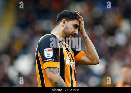 Hull, Großbritannien. 16. Oktober 2022. Ozan Tufan #7 von Hull City reagiert während des Sky Bet Championship-Spiels Hull City gegen Birmingham City im MKM Stadium, Hull, Großbritannien, 16.. Oktober 2022 (Foto von Ben Early/Nachrichtenbilder) in Hull, Großbritannien am 10/16/2022. (Foto von Ben Early/News Images/Sipa USA) Quelle: SIPA USA/Alamy Live News Stockfoto