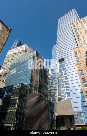 Kontrastierende Architektur in den Hudson Yards aus der High Line in New York City, USA 2022 Stockfoto