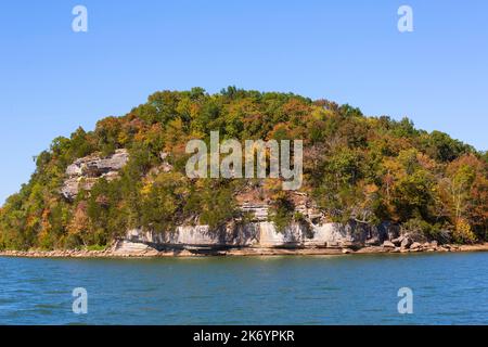 Herbstfarbe auf dem Tennessee River. Kalksteinfelsen und wunderschöne Bäume Anfang Oktober. Stockfoto