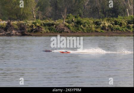 Rennen mit ferngesteuerten Hochgeschwindigkeitsbooten auf dem Mississippi River in der Nähe von Muscatine, Iowa Stockfoto