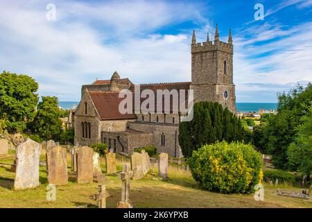 friedhof der St. Leonards Kirche - die antike Pfarrkirche von Hythe, St. Leonard's hat diese historische Cinque Ports Town übersehen Stockfoto