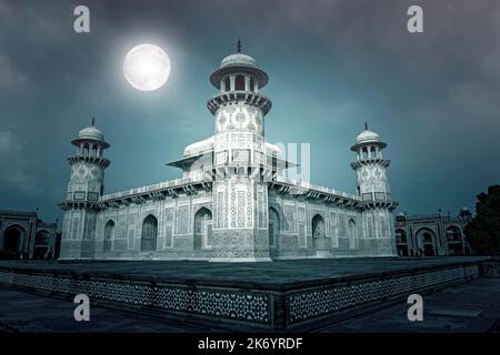 Erstaunliches Marmorgrab von Itimad-ud-Daulah oder Baby Taj Mahal in der Nacht mit Mond in Agra, Indien. Collage Stockfoto