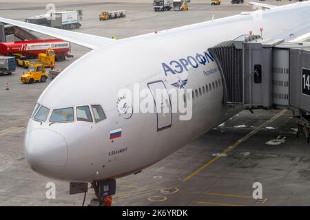 MOSKAU - SEP 15: Rumpf einer Boeing 777-300 mit dem Logo russischer Aeroflot-Fluggesellschaften auf der Oberfläche in Moskau am 15. September. 2022 in Russland Stockfoto