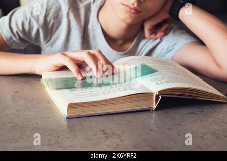 Lesetools für Legasthenie. Kinder lesen Buch mit bunten Lineal Overlay Streifen. Bildung, Lernbehinderung, Leseschwierigkeiten Konzept Stockfoto