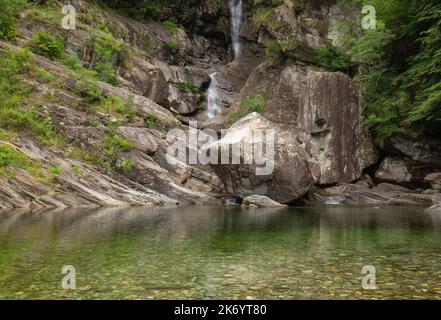 Einzigartiger schöner Badeplatz in einem kleinen See im Maggiatal im Tessin in der Schweiz. Stockfoto