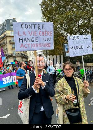 Paris, Frankreich, französische Linkspartei, NUPES, LFI, Demonstration gegen Lebenshaltungskosten und Untätigkeit gegen den Klimawandel, Leute mit lustigen Protestzeichen, stehen auf und werden gezählt Stockfoto