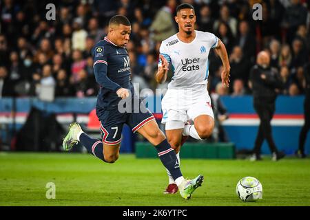 William SALIBA von Marseille und Kylian MMAPPE von PSG während des französischen Fußballspiels Ligue 1 zwischen Paris Saint-Germain und Olympique de Marseille am 17. April 2022 im Stadion Parc des Princes in Paris, Frankreich - Foto Matthieu Mirville / DPPI Stockfoto