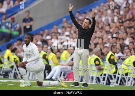 FC Barcelona-Cheftrainer Xavi Hernandez reagiert während des La Liga-Spiels zwischen Real Madrid und dem FC Barcelona, das am 16. Oktober 2022 im Santiago Bernabeu-Stadion in Madrid, Spanien, ausgetragen wurde. (Foto von Colas Buera / PRESSIN) Stockfoto