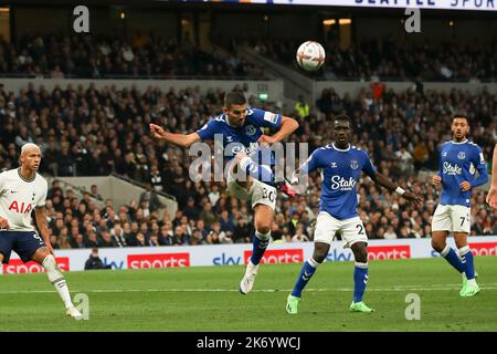 London, Großbritannien. 16. Oktober 2022. Conor Coady von Everton räumt seine Linien während des Premier League-Spiels zwischen Tottenham Hotspur und Everton am 15. Oktober 2022 im Tottenham Hotspur Stadium, London, England. Foto von Ken Sparks. Nur zur redaktionellen Verwendung, Lizenz für kommerzielle Nutzung erforderlich. Keine Verwendung bei Wetten, Spielen oder Veröffentlichungen einzelner Clubs/Vereine/Spieler. Kredit: UK Sports Pics Ltd/Alamy Live Nachrichten Stockfoto