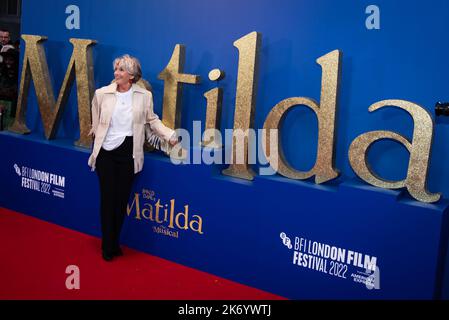 Emma Thompson nimmt an Roald Dahls Weltpremiere „Matilda the Musical“ bei der Eröffnungsgala während des BFI London Film Festival 66. in der Royal Festival Hall in London Teil. Stockfoto