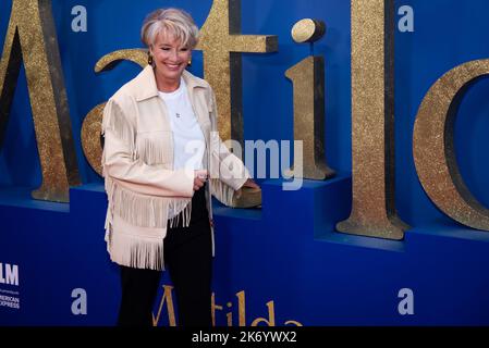 Emma Thompson nimmt an Roald Dahls Weltpremiere „Matilda the Musical“ bei der Eröffnungsgala während des BFI London Film Festival 66. in der Royal Festival Hall in London Teil. Stockfoto