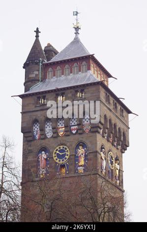 Cardiff, Wales (UK): Die Uhr und die Statuen des Uhrturms von Cardiff Castle Stockfoto