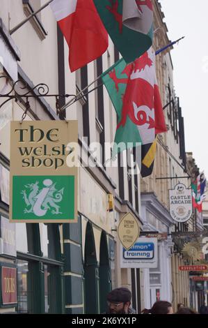 Einkaufen von Schildern und Flaggen in Castle High Street in Cardiff, Wales (UK): Stockfoto