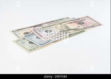 5, 20, 50, 100 Dollar Banknoten aus verschiedenen Blickwinkeln. Nahaufnahme von Dollars auf weißem Hintergrund. Stockfoto