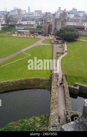 Cardiff Castle, Wales: Luftaufnahme des Grabens und des Castle Green vom Norman Keep aus Stockfoto