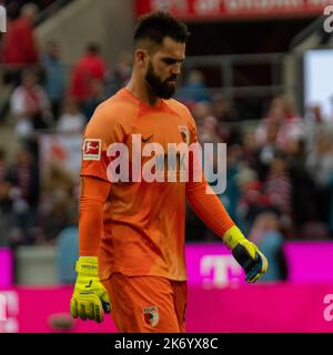 Köln, Nordrhein-Westfalen, Deutschland. 16. Oktober 2022. Der FC Augsburg-Torwart TOMAS KOUBEK (40) blickt nach dem Bundesligaspiel des FC Köln gegen den FC Augsburg am 16. Oktober 2022 im RheinEnergieStadion in Köln auf den Boden. (Bild: © Kai Dambach/ZUMA Press Wire) Stockfoto