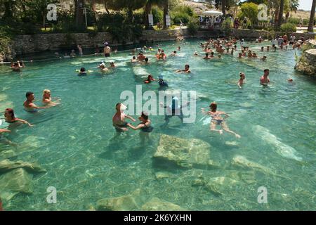 DENIZLI, TÜRKEI - 19. JULI 2022: Peaople im Antique Pool in Hierapolis Ancient City, Pamukkale Stockfoto