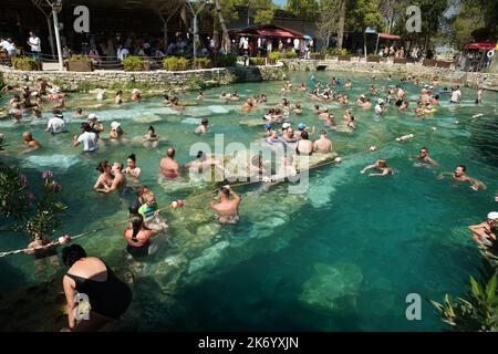 DENIZLI, TÜRKEI - 19. JULI 2022: Peaople im Antique Pool in Hierapolis Ancient City, Pamukkale Stockfoto