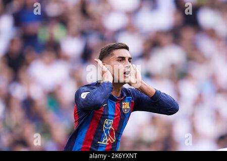 Madrid, Madrid, Spanien. 16. Oktober 2022. Ferran Torres vom FC Barcelona feiert nach einem Tor während des Fußballspiels der Liga zwischen Real Madrid CF und FC Barcelona im Santiago Bernabeu Stadion in Madrid, Spanien, 16. Oktober 2022 (Bildnachweis: © Ruben Albarran/ZUMA Press Wire) Bildnachweis: ZUMA Press, Inc./Alamy Live News Stockfoto