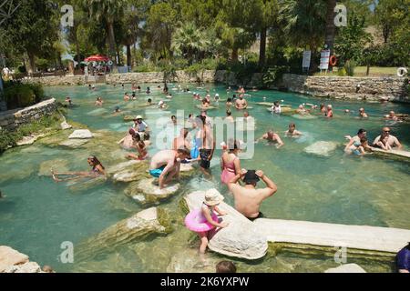 DENIZLI, TÜRKEI - 19. JULI 2022: Peaople im Antique Pool in Hierapolis Ancient City, Pamukkale Stockfoto