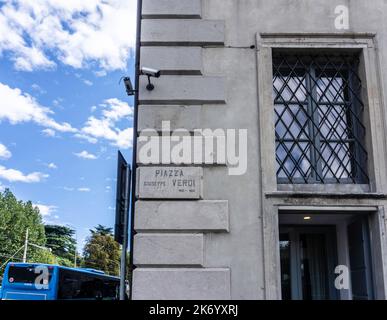 Ein Straßenschild, Piazza Giuseppe Verdi in der Stadt Como, Comer See, Italien. Stockfoto