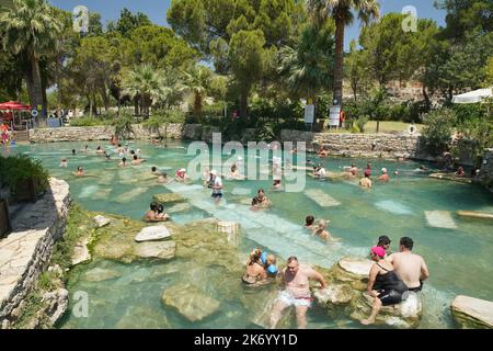 DENIZLI, TÜRKEI - 19. JULI 2022: Peaople im Antique Pool in Hierapolis Ancient City, Pamukkale Stockfoto