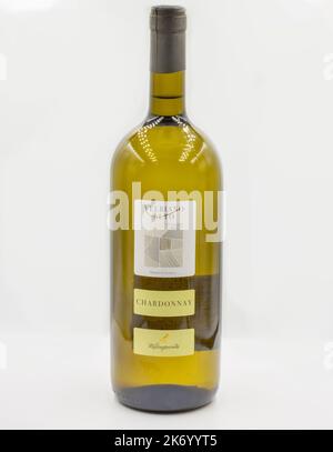 Kiew, Ukraine - 23. August 2021: Studioaufnahme der trockenen Weißweinflasche La Roccagrande Velbiano Alto chardonnay aus der Nähe vor weißem Hintergrund. Stockfoto