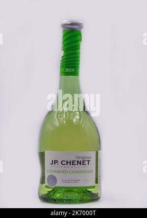 Kiew, Ukraine - 12. September 2021: Studioaufnahmen von JP. Chenet Colombard-Chardonnay weiße trockene Weinflasche in Nahaufnahme auf Weiß. JP Chenet ist ein französischer Wein Stockfoto