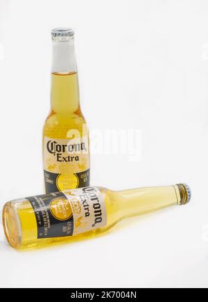 Kiew, Ukraine - 21. November 2021: Studioaufnahme von Corona Extra Bierflaschen aus der Nähe auf Weiß. Corona Extra wird in Mexiko produziert und nach allen exportiert Stockfoto