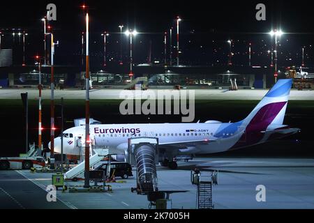 Hamburg, Deutschland. 16. Oktober 2022. Ein Flugzeug der Fluggesellschaft Eurowings wird am Abend am Hamburg Airport abgestellt. Die Vereinigung Cockpit hat Eurowings-Piloten aufgefordert, ihre Arbeit von Montag, 17. Oktober, 00:00 Uhr bis einschließlich Mittwoch, 19. Oktober, einzustellen. Kredit: Bodo Marks/Bodo Marks/dpa/Alamy Live Nachrichten Stockfoto