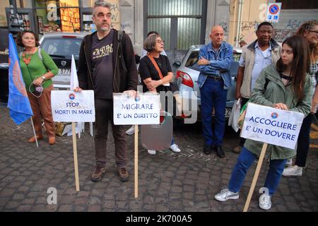 Neapel, Kampanien, Italien. 15. Oktober 2022. Neapel, Italien - 15. Oktober 2022 : auf der Piazza del GesÃ¹ Nuovo, im historischen Zentrum der Stadt, Mitglieder von Mediterranea Napoli und Ex OPG Occupato - je so verrückt, Sie organisierten eine Diskussion, um Nein zur Erneuerung der Abkommen zwischen Italien und Libyen über die Steuerung der Migration nach Europa zu sagen.am 2. November bereitet sich unsere Regierung auf die Erneuerung der Abkommen mit Libyen vor und Freiwillige fordern, dass dies nicht geschieht. Dass Italien sein Geld nicht mehr zur Verfügung stellt und die libysche Küstenwache unterstützt.Freiwillige mit Protestschildern. (Bild: © Pasquale Stockfoto