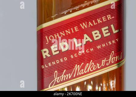 Kiew, Ukraine - July16, 2022: Johnnie Walker Red Label Blended Scotch Whisky Label Nahaufnahme. Es ist die am weitesten verbreitete Marke von Blended Scotch Stockfoto