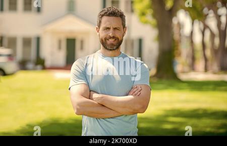 Hypothekenversicherer. amerikanischer Verkaufsleiter. Immobilienmakler zu Hause zum Verkauf. Stockfoto