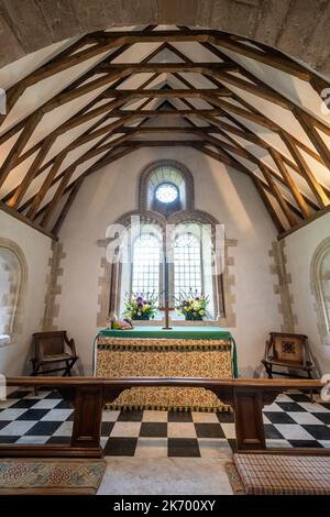 St. John the Baptist Church in Itchen Abbas Village, Hampshire, England, Großbritannien. Innenansicht des Altars Stockfoto