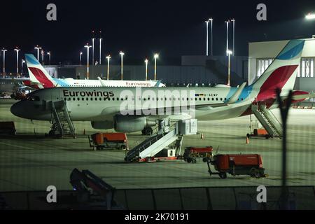 Hamburg, Deutschland. 16. Oktober 2022. Am Abend werden am Hamburg Airport Maschinen der Fluggesellschaft Eurowings geparkt. Die Gewerkschaft Vereinigung Cockpit (VC) hat Eurowings-Piloten aufgefordert, ihre Arbeit von Montag, 17. Oktober, bis einschließlich Mittwoch, 19. Oktober, von 00:00 Uhr einzustellen. Kredit: Bodo Marks/Bodo Marks/dpa/Alamy Live Nachrichten Stockfoto