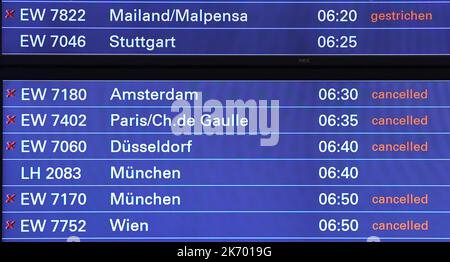 Hamburg, Deutschland. 16. Oktober 2022. Flugausfälle werden heute Abend auf den Ausstellungstafeln am Hamburg Airport bekannt gegeben. Die Gewerkschaft Vereinigung Cockpit (VC) hat Eurowings-Piloten aufgefordert, ihre Arbeit von Montag, 17. Oktober, 00:00 Uhr bis Mittwoch, 19. Oktober, einzustellen. Kredit: Bodo Marks/Bodo Marks/dpa/Alamy Live Nachrichten Stockfoto