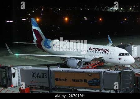 Hamburg, Deutschland. 16. Oktober 2022. Ein Flugzeug der Fluggesellschaft Eurowings wird am Abend am Hamburg Airport abgestellt. Die Gewerkschaft Vereinigung Cockpit (VC) hat Eurowings-Piloten aufgefordert, ihre Arbeit von Montag, 17. Oktober, 00:00 Uhr bis Mittwoch, 19. Oktober, einzustellen. Kredit: Bodo Marks/Bodo Marks/dpa/Alamy Live Nachrichten Stockfoto