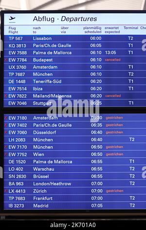 Hamburg, Deutschland. 16. Oktober 2022. Flugausfälle werden heute Abend auf den Ausstellungstafeln am Hamburg Airport bekannt gegeben. Die Gewerkschaft Vereinigung Cockpit (VC) hat Eurowings-Piloten aufgefordert, ihre Arbeit von Montag, 17. Oktober, 00:00 Uhr bis Mittwoch, 19. Oktober, einzustellen. Kredit: Bodo Marks/Bodo Marks/dpa/Alamy Live Nachrichten Stockfoto