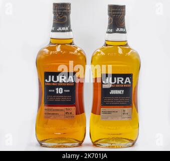 Kiew, Ukraine - September 06: Studioaufnahmen von Jura Single Malt im Alter von 10 Jahren und Journey Scotch Whisky-Flaschen vor weißem Hintergrund. Das d Stockfoto