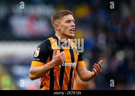 Hull, Großbritannien. 16. Oktober 2022. Greg Docherty #8 von Hull City während des Sky Bet Championship-Spiels Hull City gegen Birmingham City im MKM Stadium, Hull, Großbritannien, 16.. Oktober 2022 (Foto von Ben Early/Nachrichtenbilder) in Hull, Großbritannien am 10/16/2022. (Foto von Ben Early/News Images/Sipa USA) Quelle: SIPA USA/Alamy Live News Stockfoto