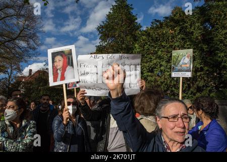 Berlin, Deutschland. 16. Oktober 2022. Am 16. Oktober 2022 versammelten sich Demonstranten vor der iranischen Botschaft in Berlin. Der Grund für die Versammlung waren die Vorfälle im Evin Gefängnis in Teheran, nachdem am 15. Oktober ein Feuer ausgebrochen war. Demonstranten hielten Schilder hoch. In ihren Reden erwähnten sie, dass sie voller Wut seien und forderten die sofortige Freilassung der Gefangenen. Hauptsächlich wird das Gefängnis dazu benutzt, politische Gefangene zu beherbergen, zu foltern und zu töten, und das muss ein Ende haben, und die deutsche Politik muss mehr Druck auf die iranische Führung ausüben. (Bild: © Michael Kuenne/PRESSCOV über ZUMA Press Wire) Stockfoto