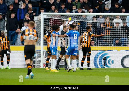 Hull, Großbritannien. 16. Oktober 2022. Schiedsrichter Leigh Doughty gibt eine gelbe Karte an Nathan Baxter #13 von Hull City während des Sky Bet Championship-Spiels Hull City gegen Birmingham City im MKM Stadium, Hull, Großbritannien, 16.. Oktober 2022 (Foto von Ben Early/News Images) in Hull, Großbritannien am 10/16/2022. (Foto von Ben Early/News Images/Sipa USA) Quelle: SIPA USA/Alamy Live News Stockfoto